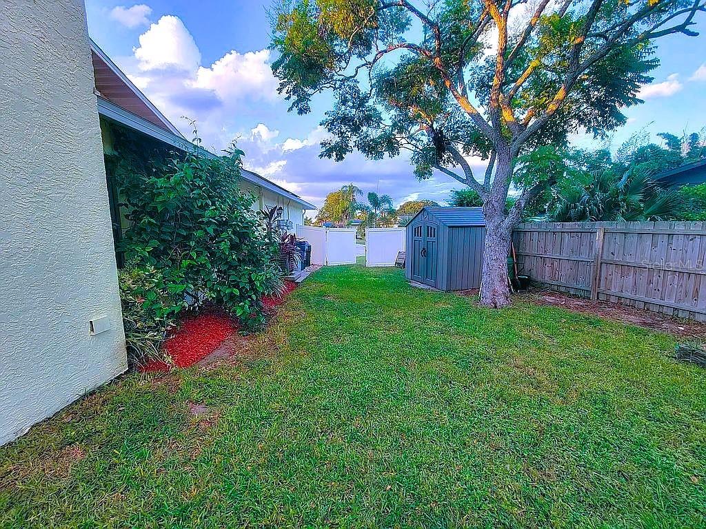 2415 Mondale Ct, Holiday: at the cul-de-sac, pool, 3/2/2, over a quarter of fully fenced in land