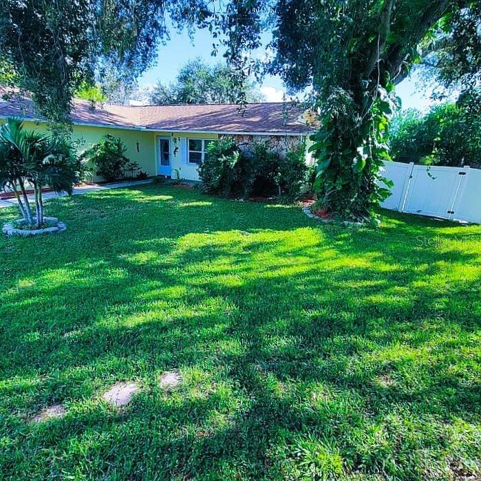 2415 Mondale Ct, Holiday: at the cul-de-sac, pool, 3/2/2, over a quarter of fully fenced in land