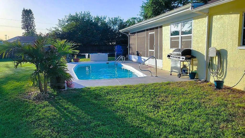 2415 Mondale Ct, Holiday: at the cul-de-sac, pool, 3/2/2, over a quarter of fully fenced in land