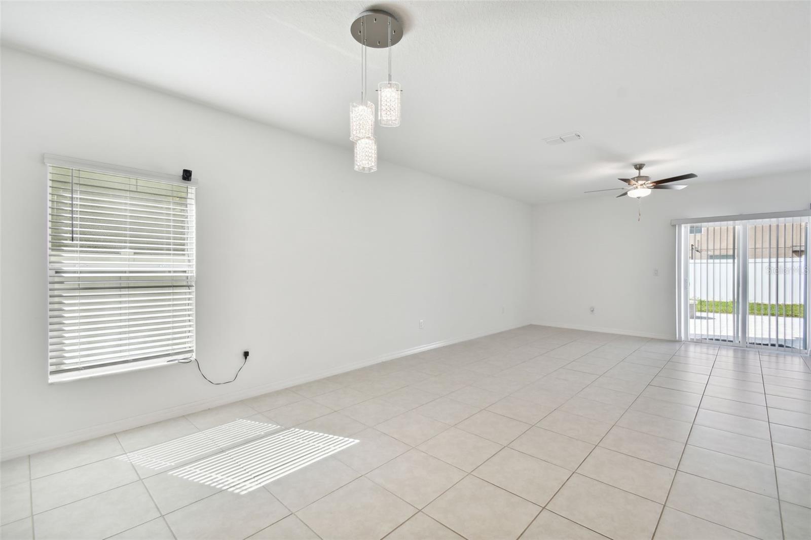 LIGHT & BRIGHT LIVING ROOM/DINING ROOM AREA