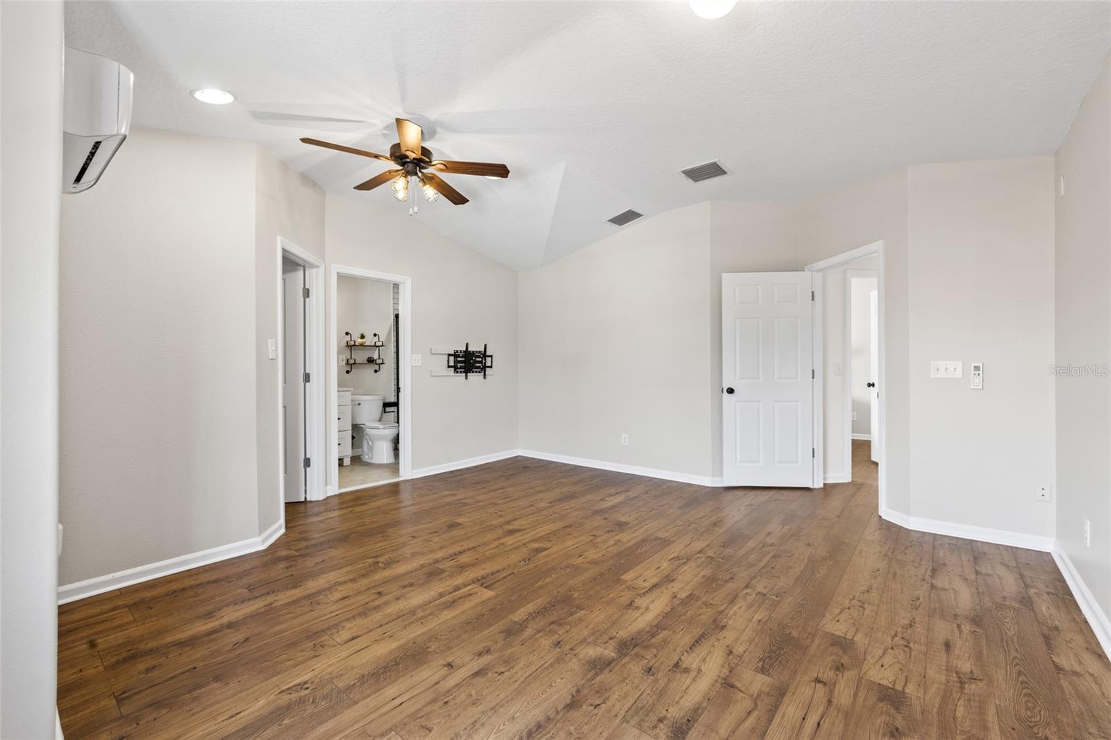 3rd Bedroom (EN-suite) with walk-in CLOSET