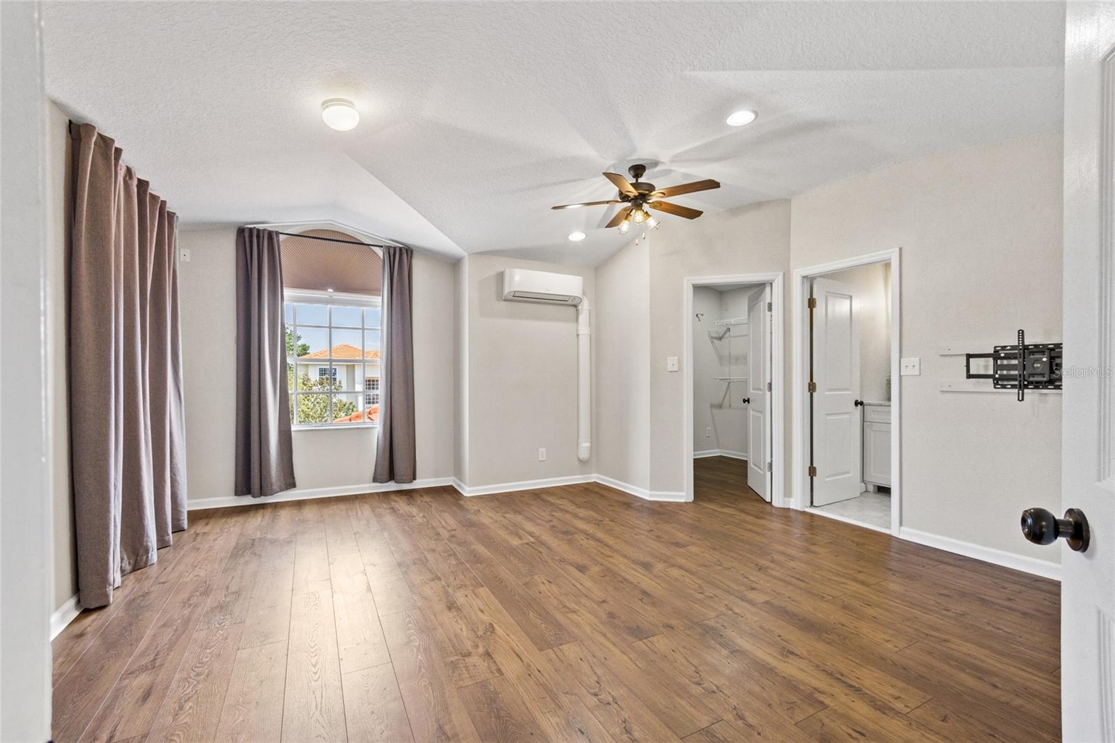 3rd Bedroom (EN-suite) with walk-in CLOSET