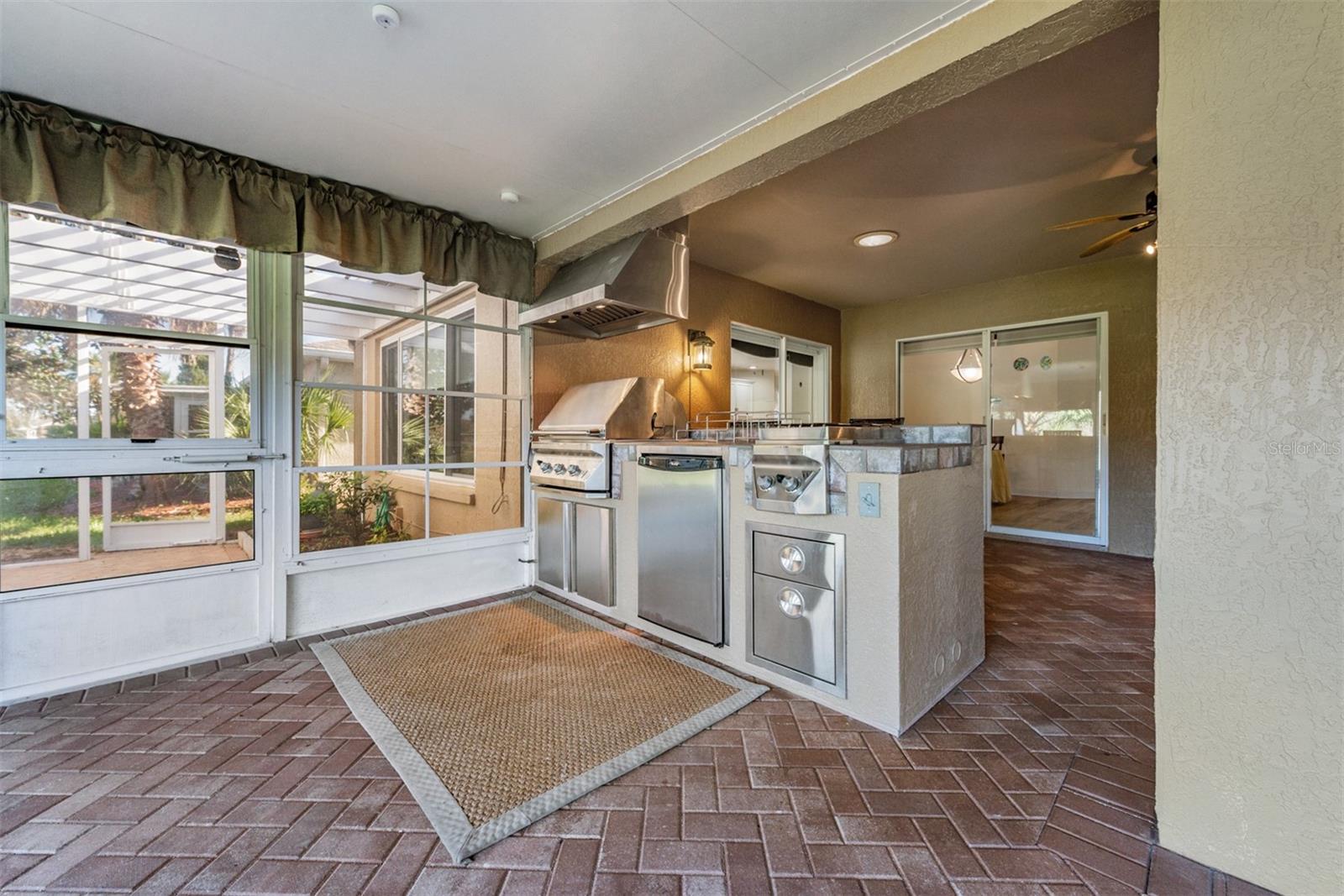 Outdoor kitchen with highbar to entertain guests