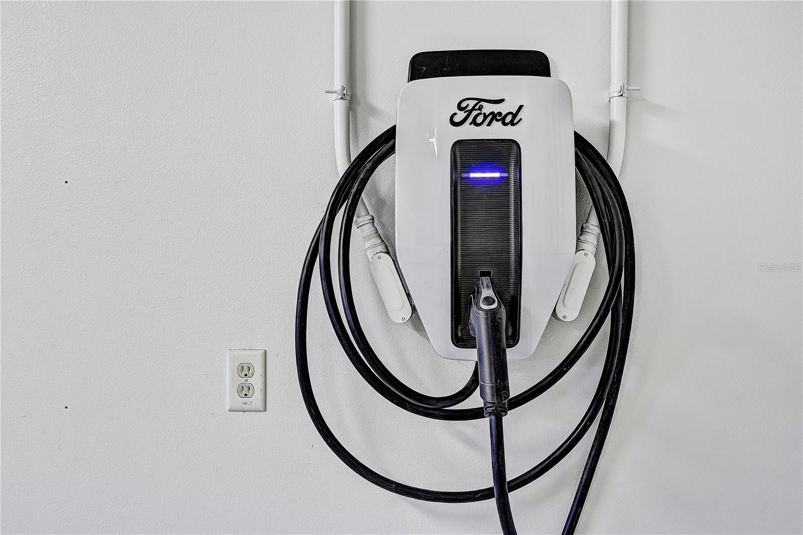 EV Charger (can be used for most car makes)