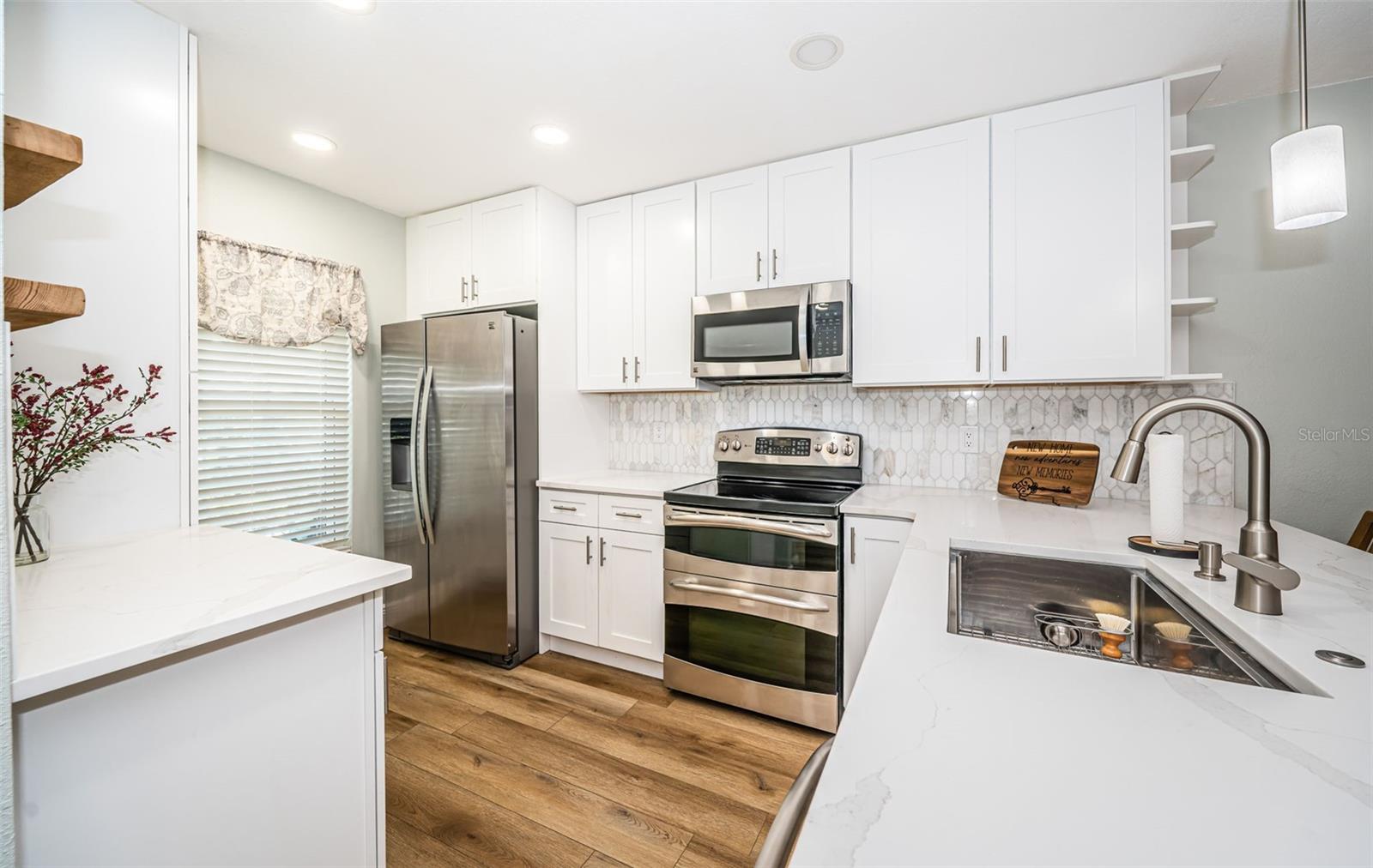 Bright, Beautiful Kitchen