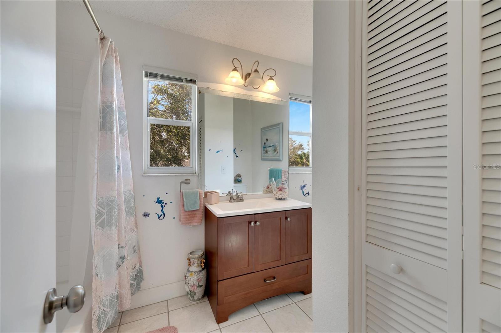 Secondary Bathroom (1)-Single Vanity, Tub/Shower Combo, Linen Closet