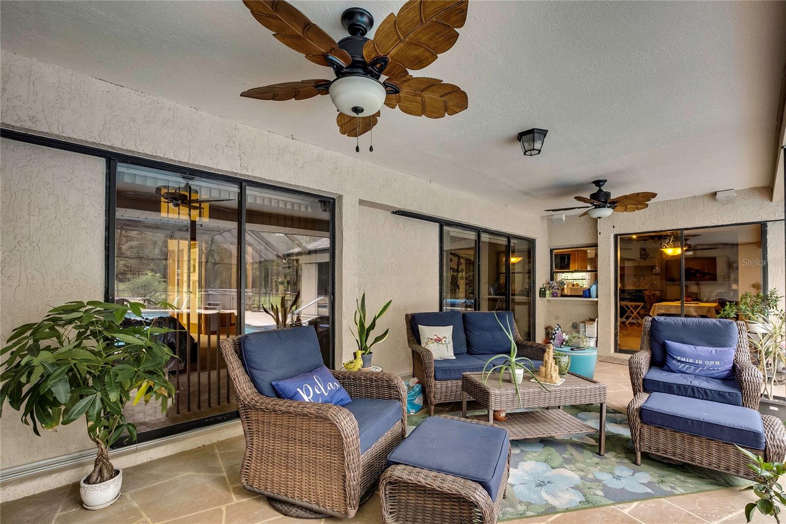 Large lanai, perfect for entertaining!