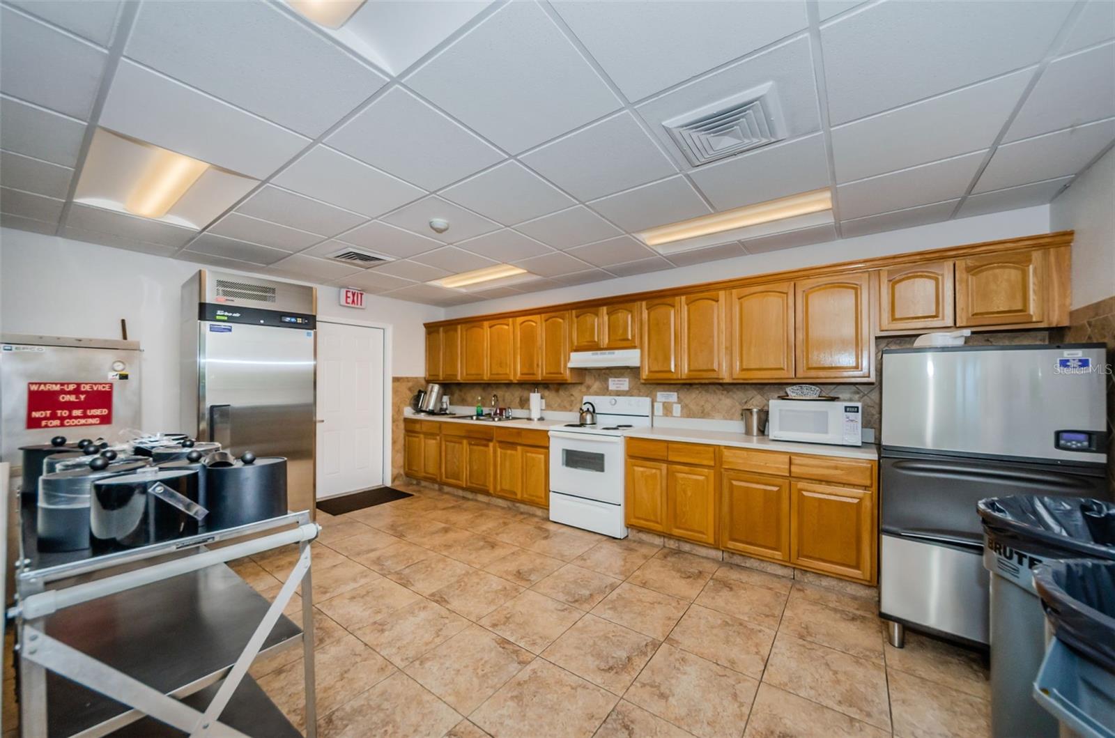 Full sized kitchen in Lake Tarpon Lodge