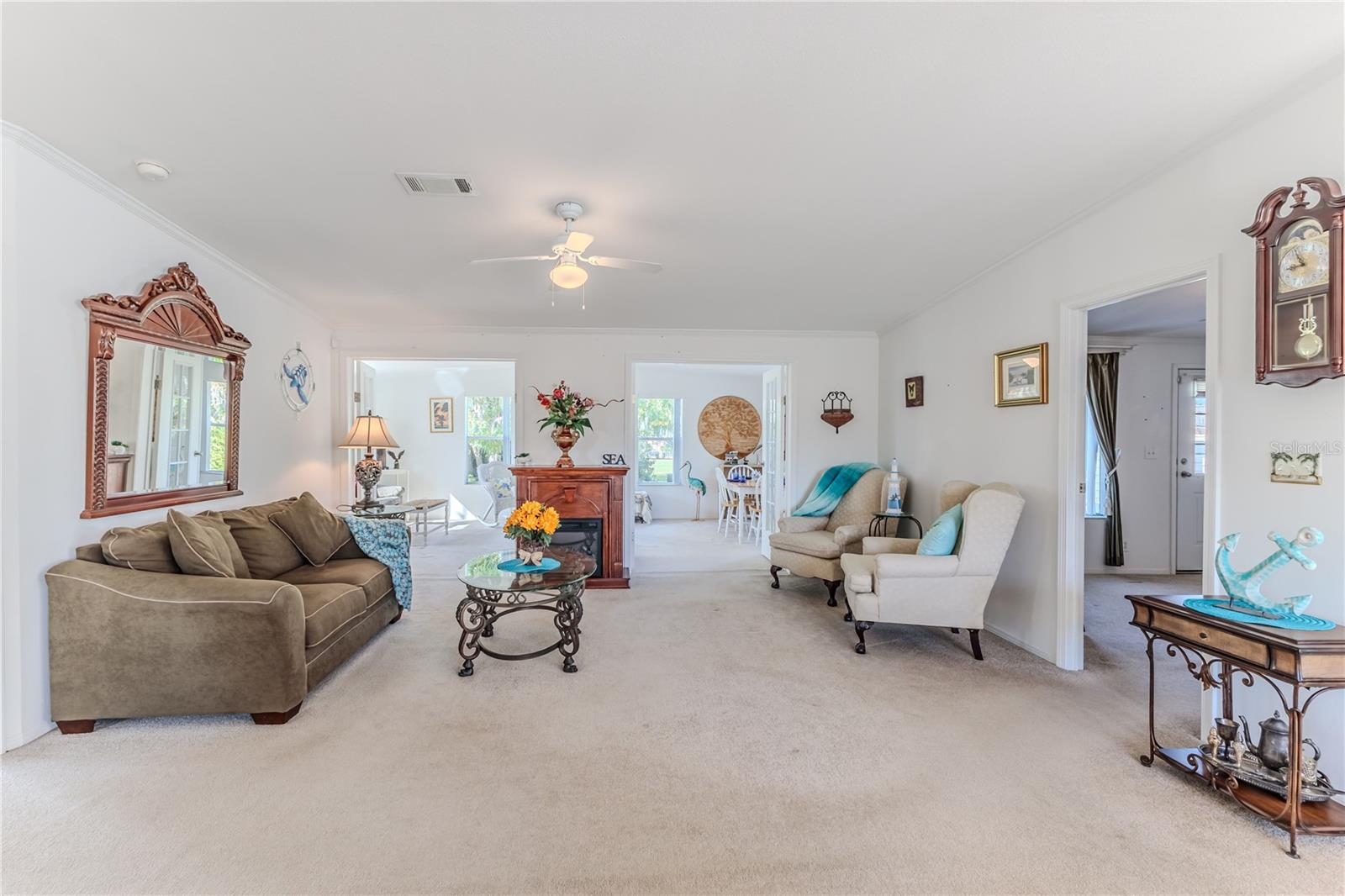 Livingroom, ready for you to move in!