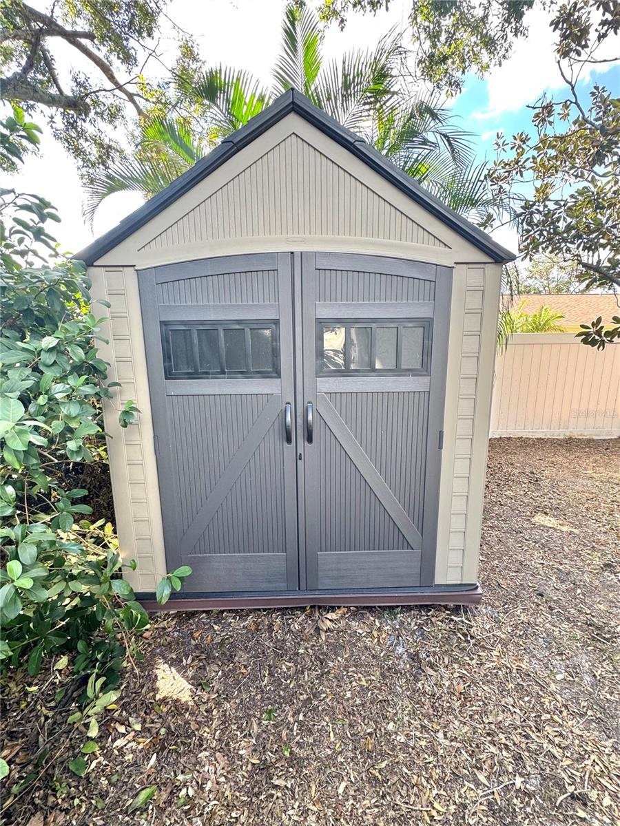 Nice Rubber Maid shed conveys.