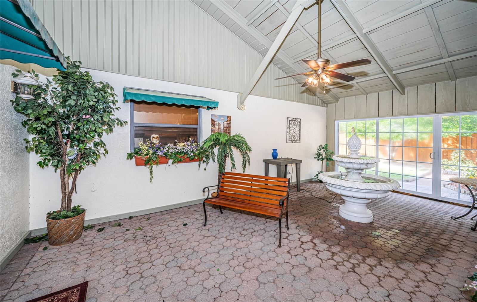 Garden Room with Slicers to Fenced Yard