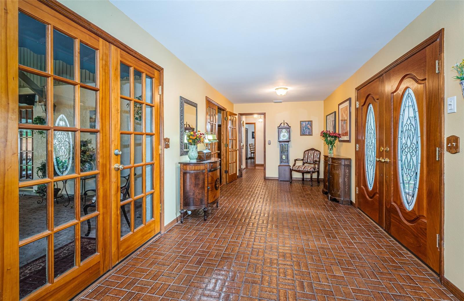 Foyer ahead to Bedrooms, Left to Garden Room