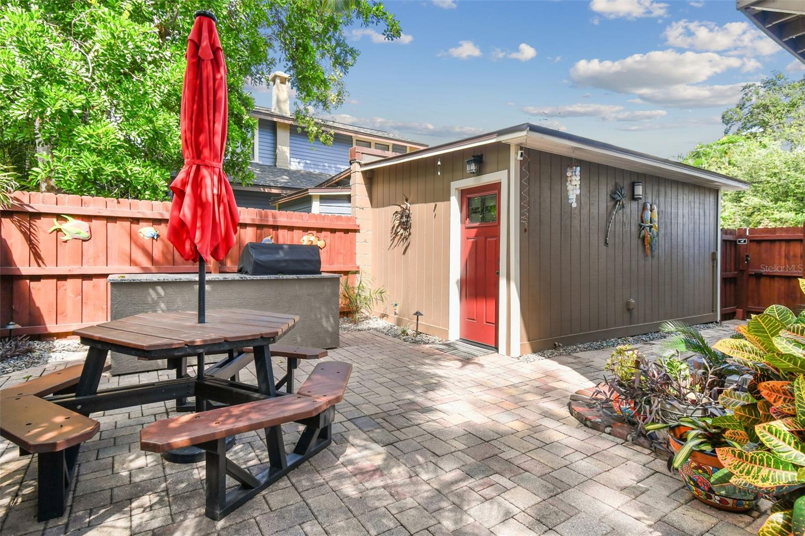 Detached 1 car garage with side door to patio