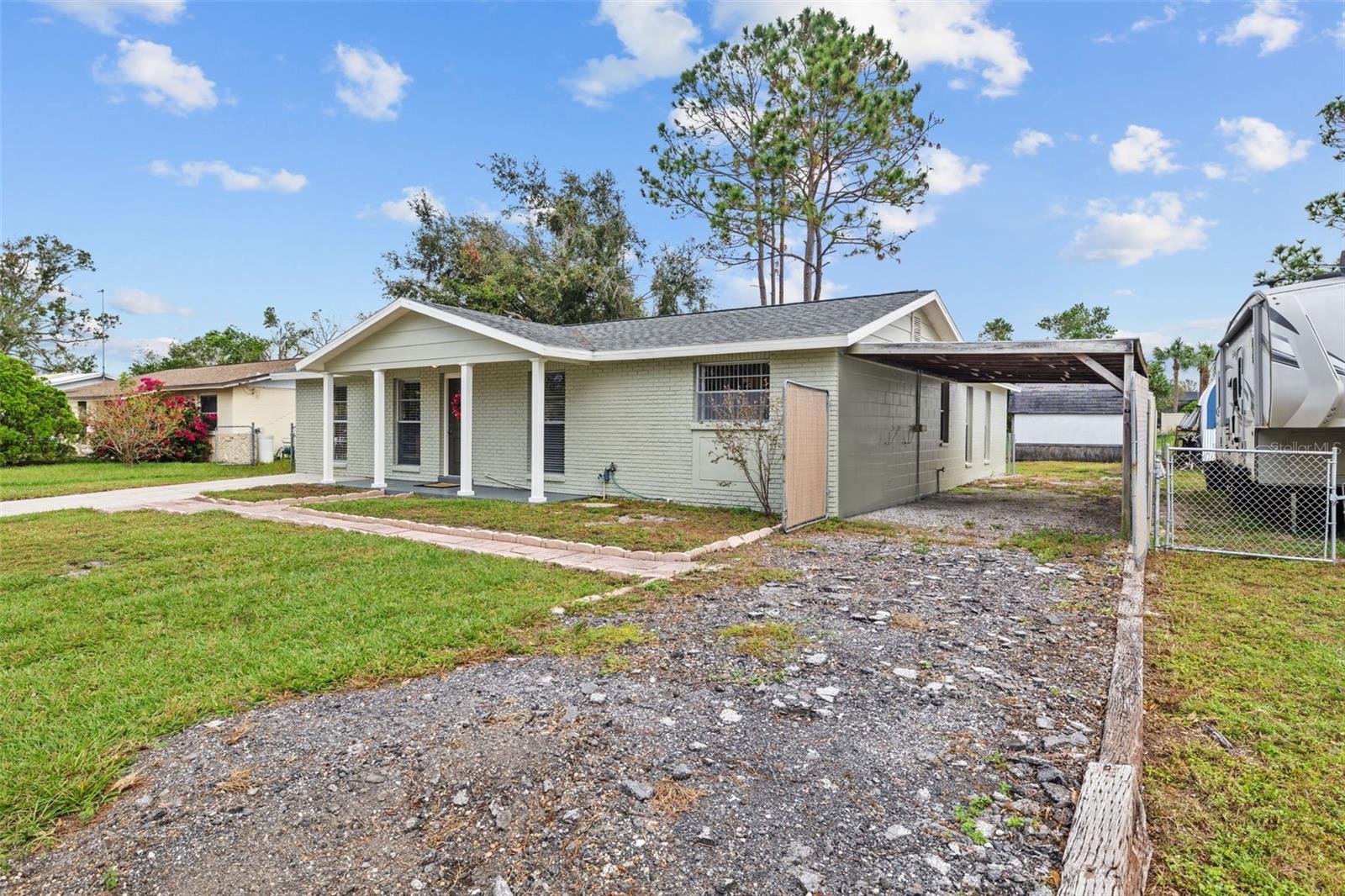 2nd Driveway with carport - Bring your boat or RV!