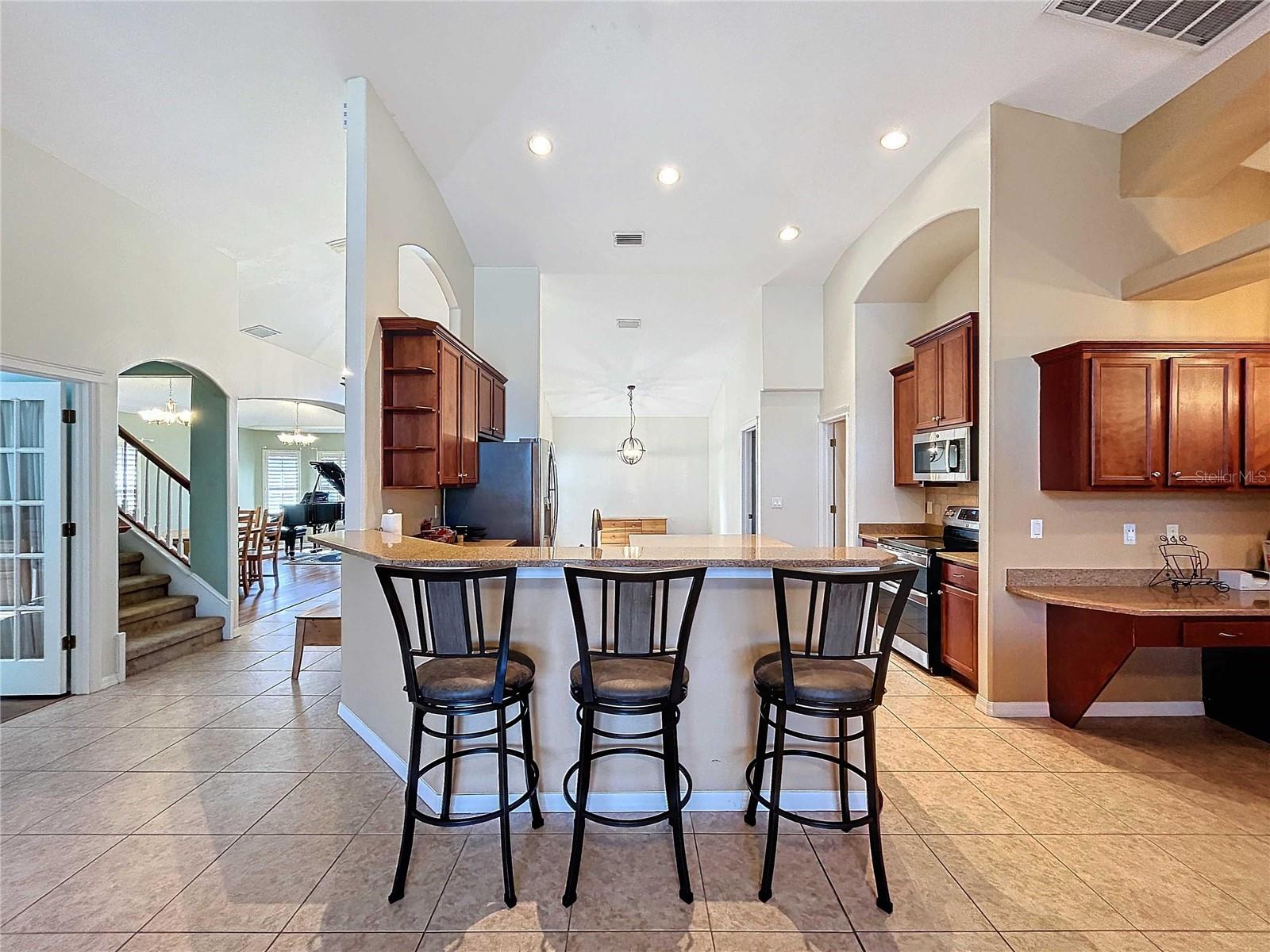 Kitchen featuring peninsula & breakfast bar