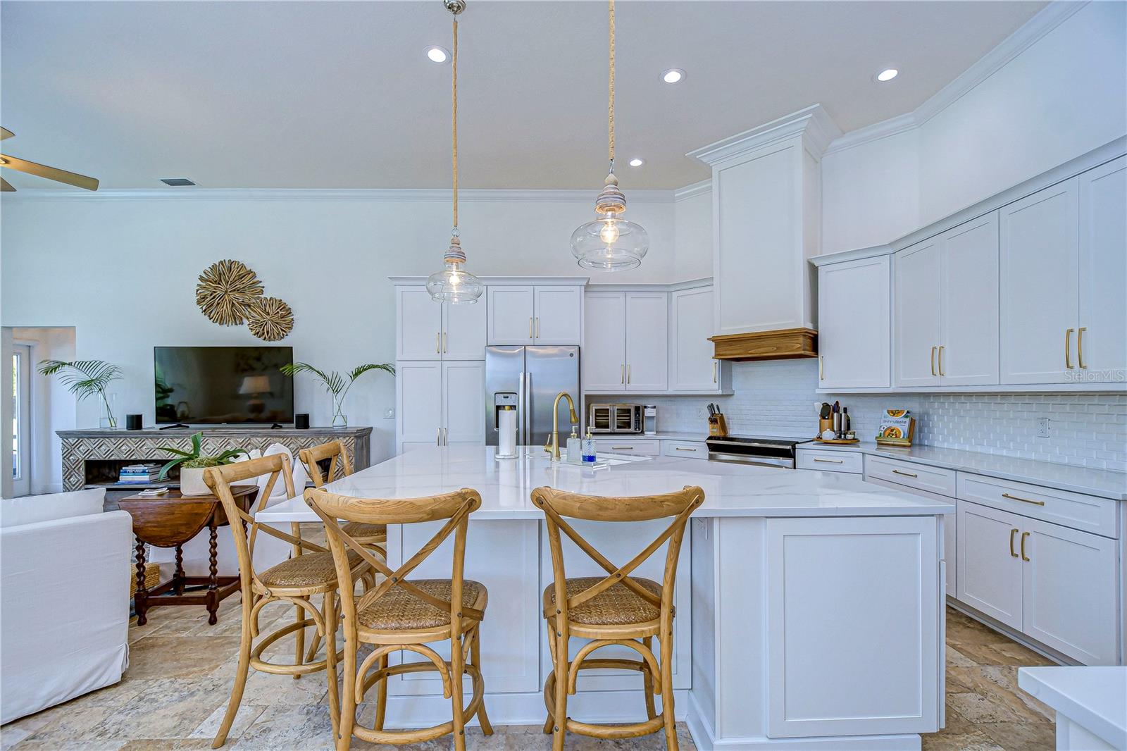 42” white cabinetry, luxurious granite countertops, and a stylish backsplash!