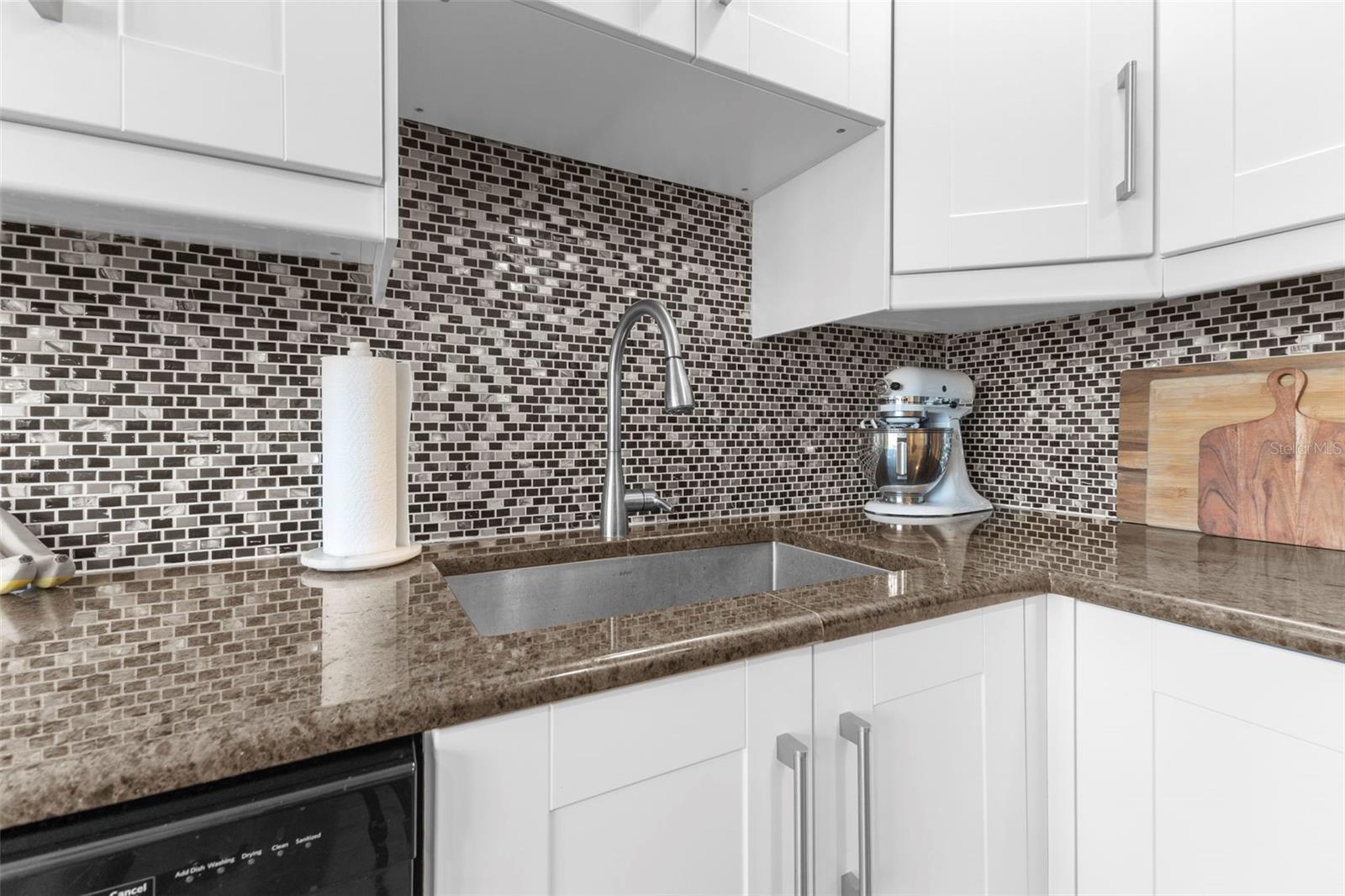 Lovely backsplash in kitchen