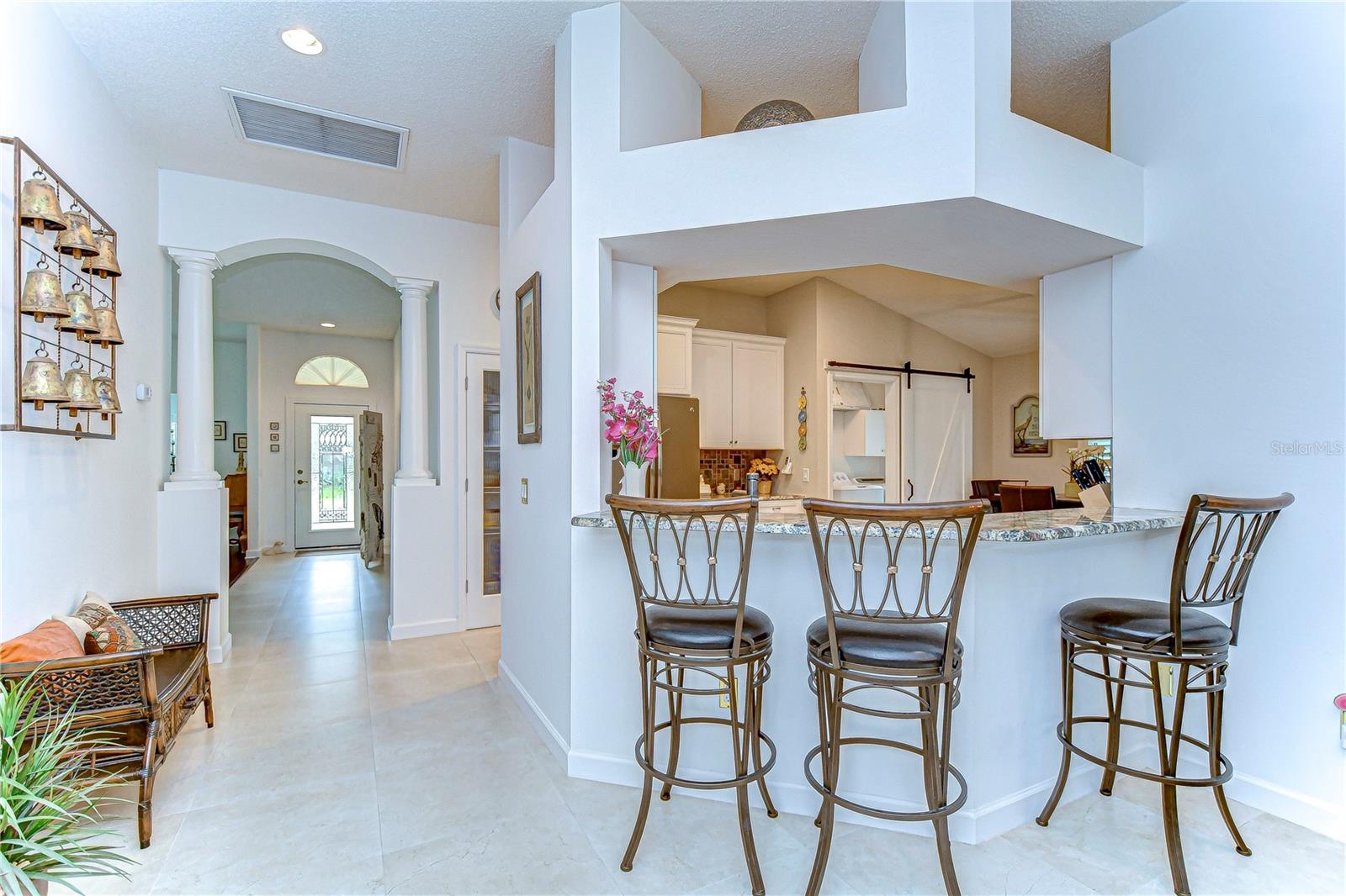 Breakfast bar, and a charming breakfast nook for casual meals!