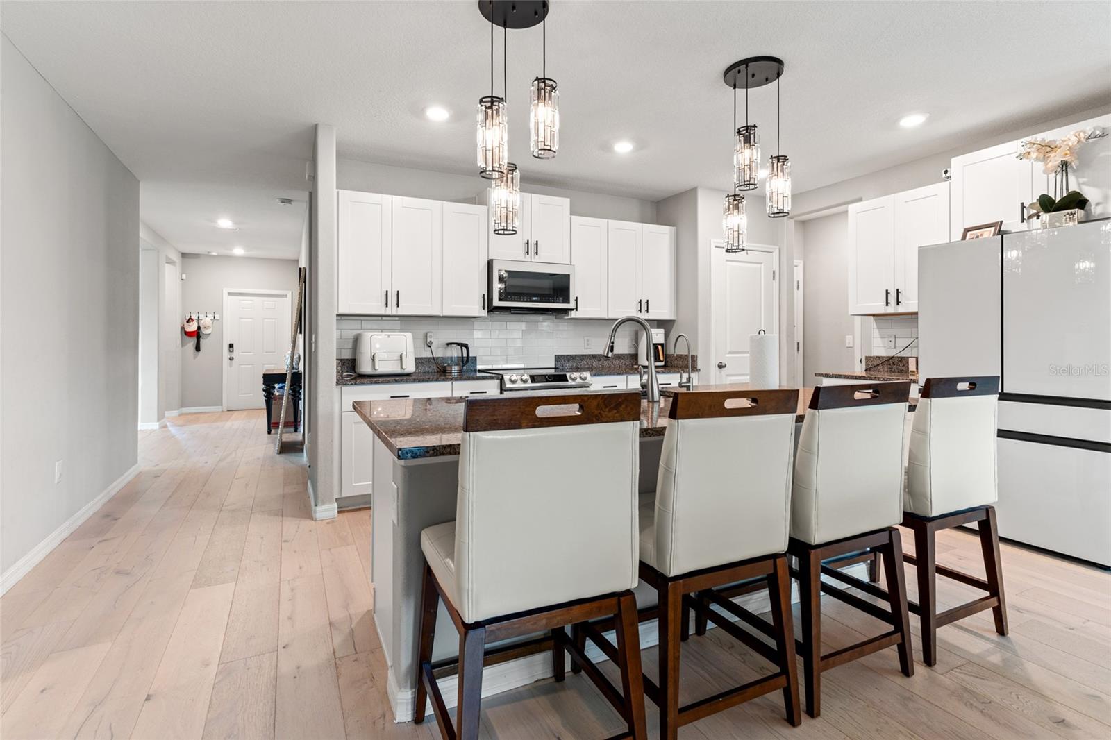 Kitchen Island & Breakfast Bar