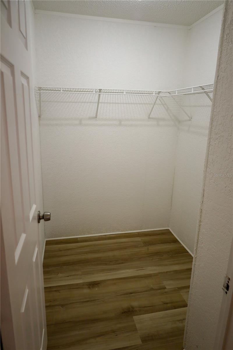 Walk-in closet 2