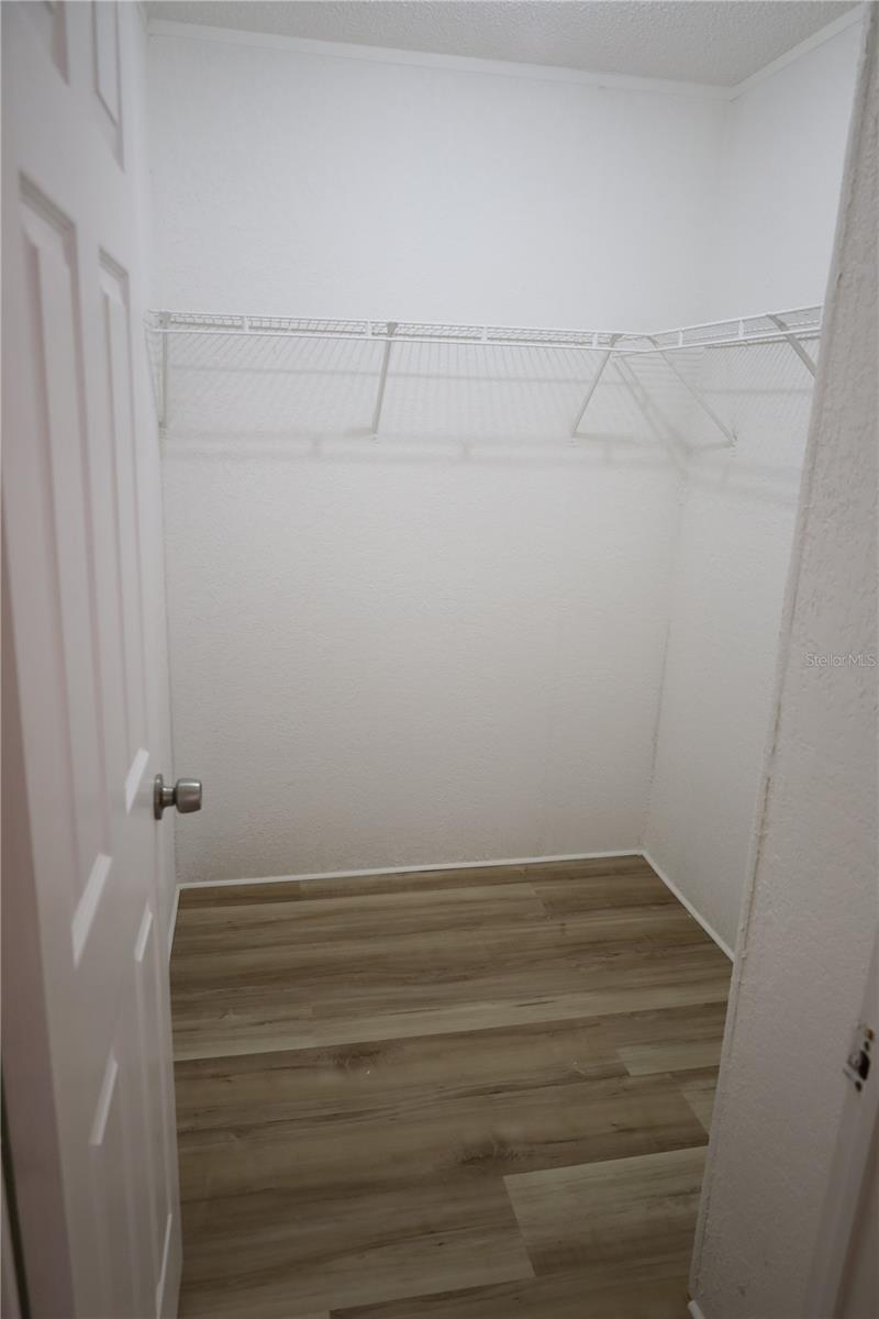 Walk-in closet 3