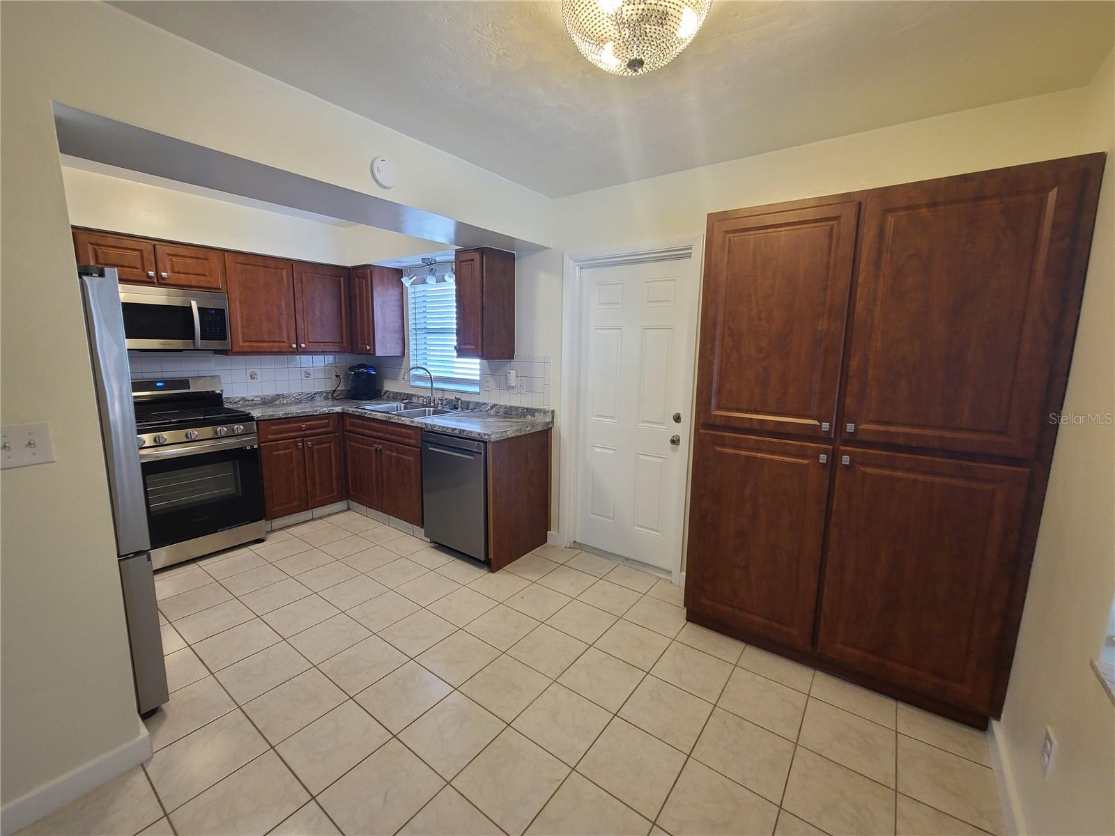 Kitchen & Dining Area