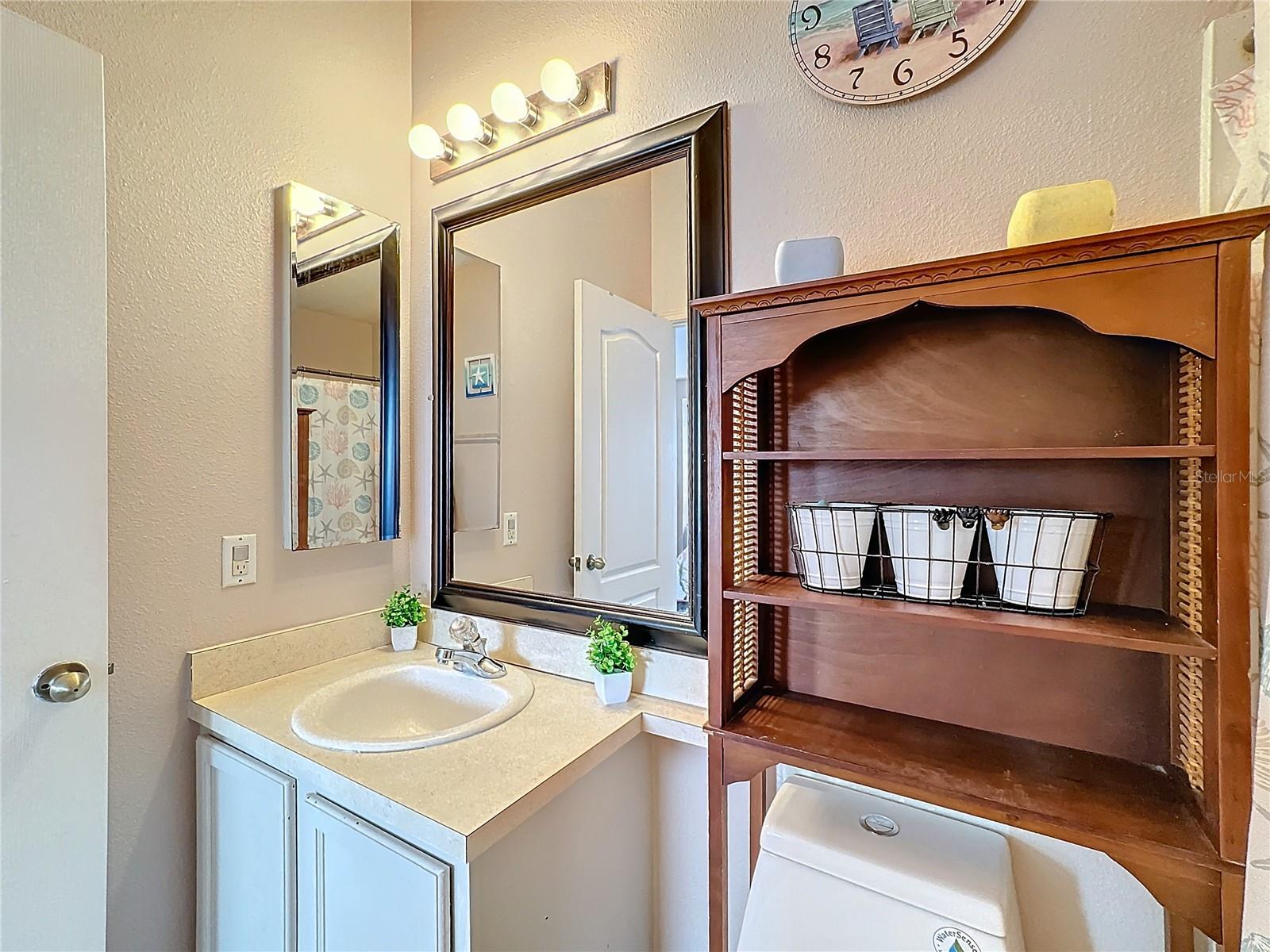 PRIMARY BEDROOM'S EN SUITE BATHROOM