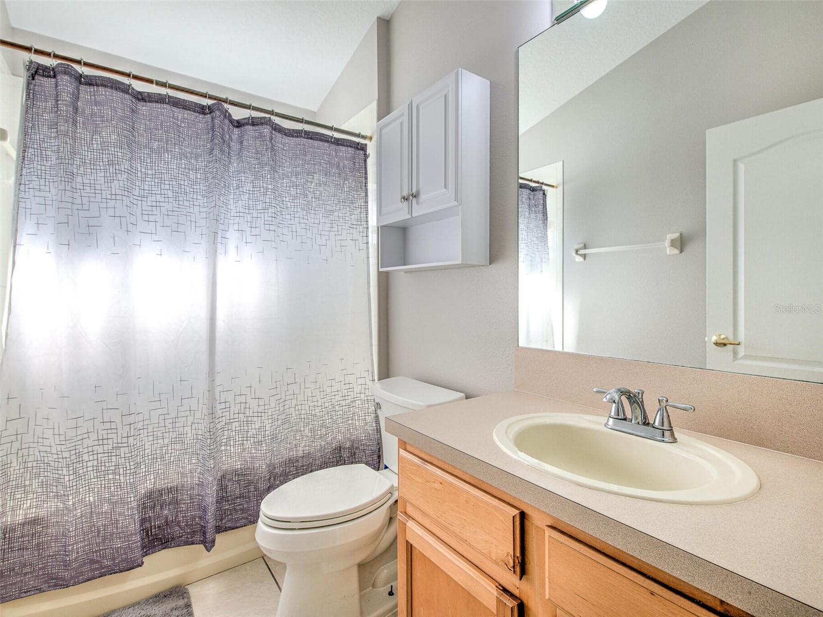 Front guest bathroom between 2 bedrooms