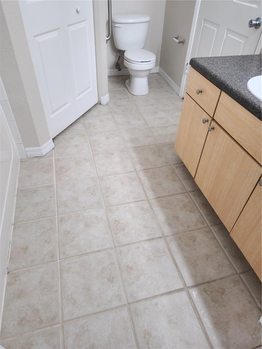 bathroom 2 tile super clean