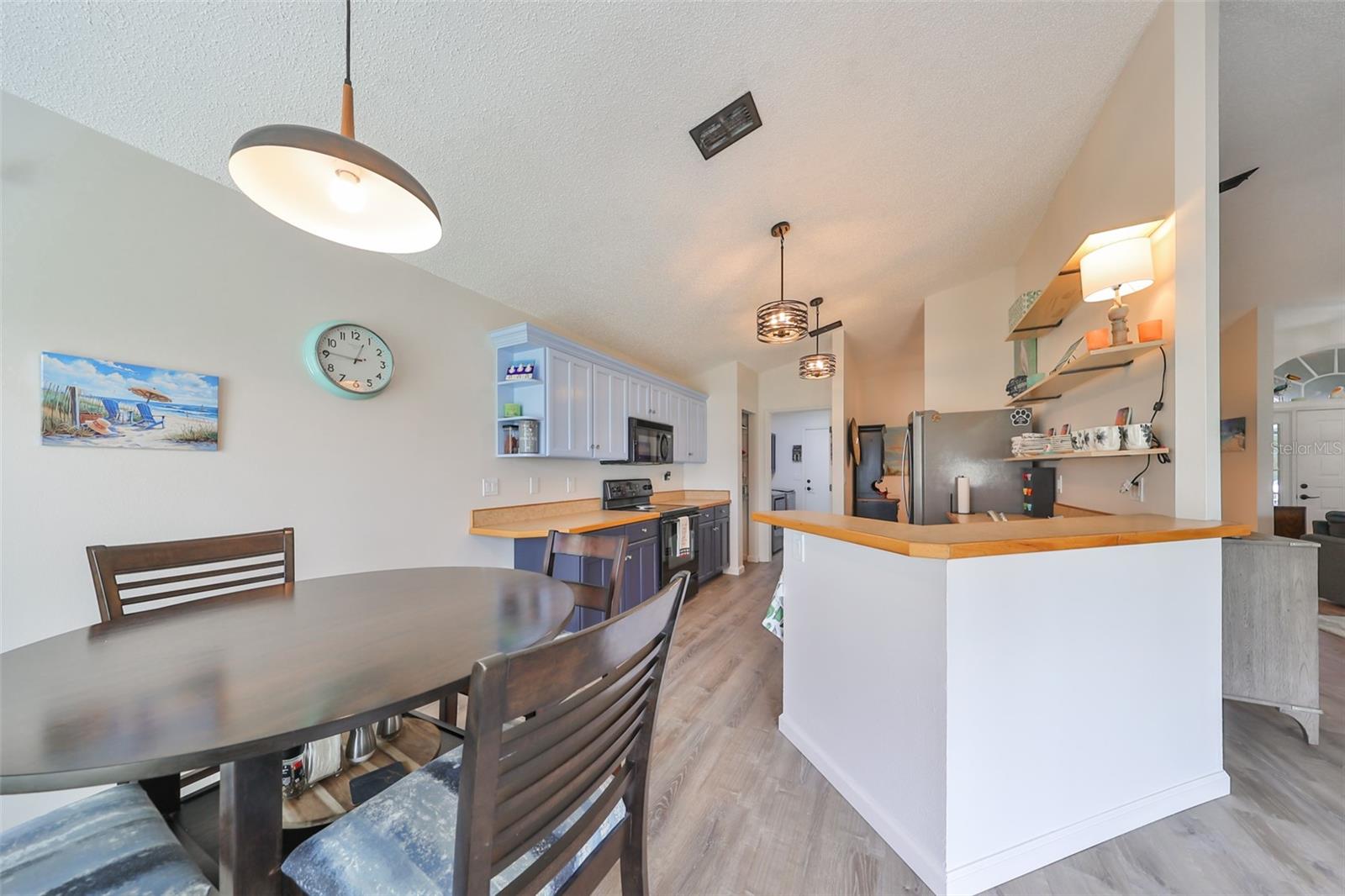 Breakfast Nook with Kitchen & Breakfast Bar