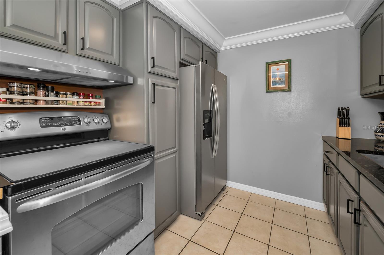 Kitchen Dining Area with Coffee or Wine Bar