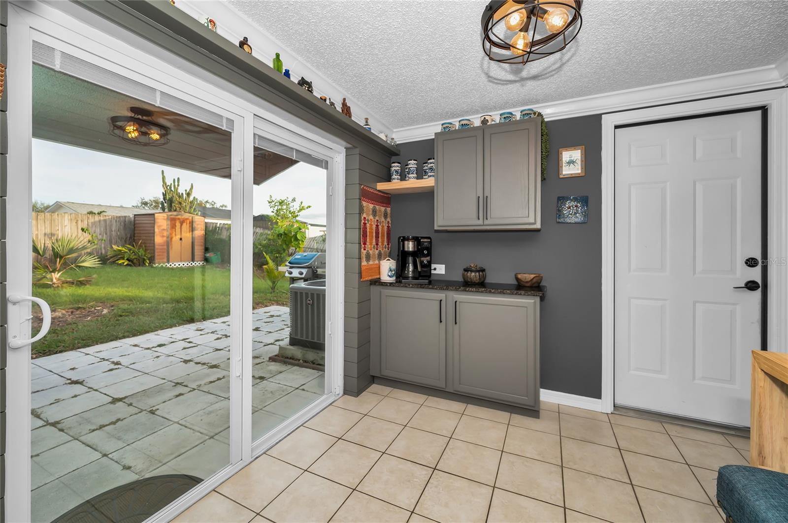 Kitchen Dining Area with Coffee or Wine Bar