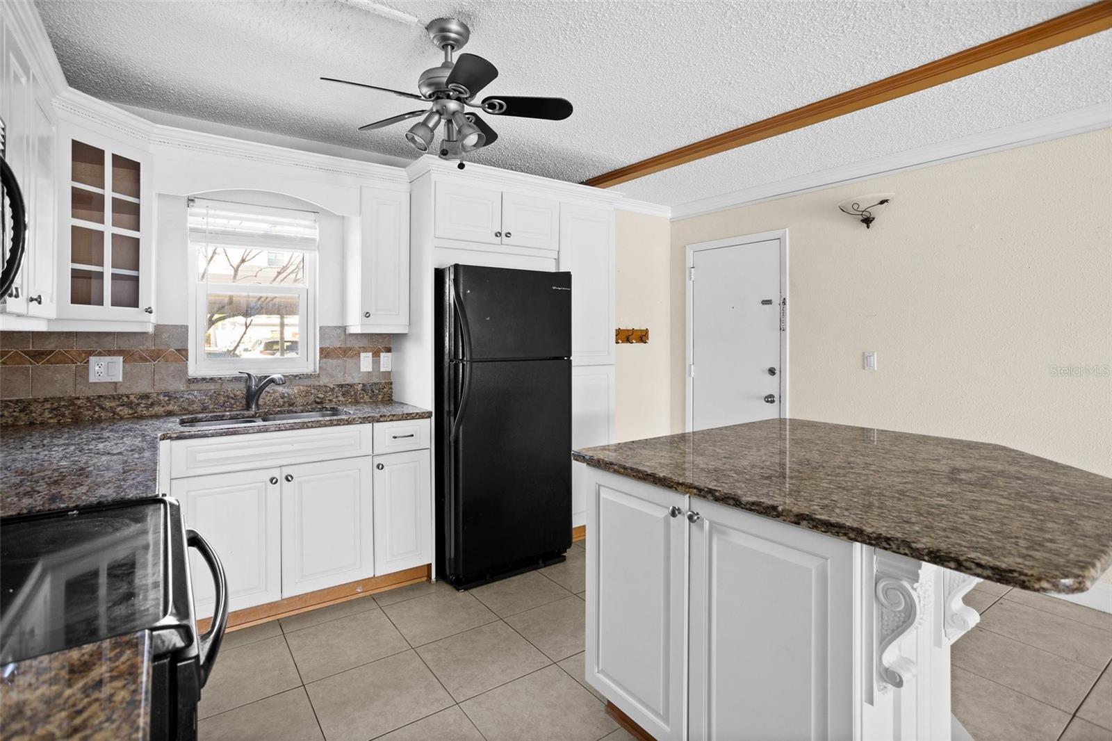 OPEN KITCHEN WITH ISLAND