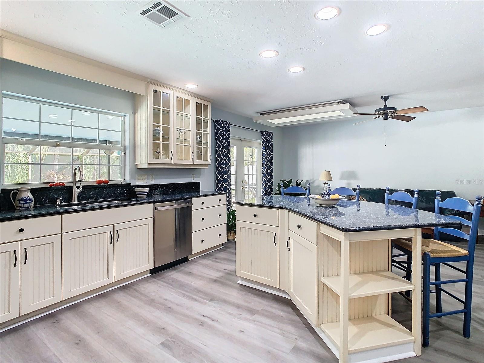 Eat-in kitchen island