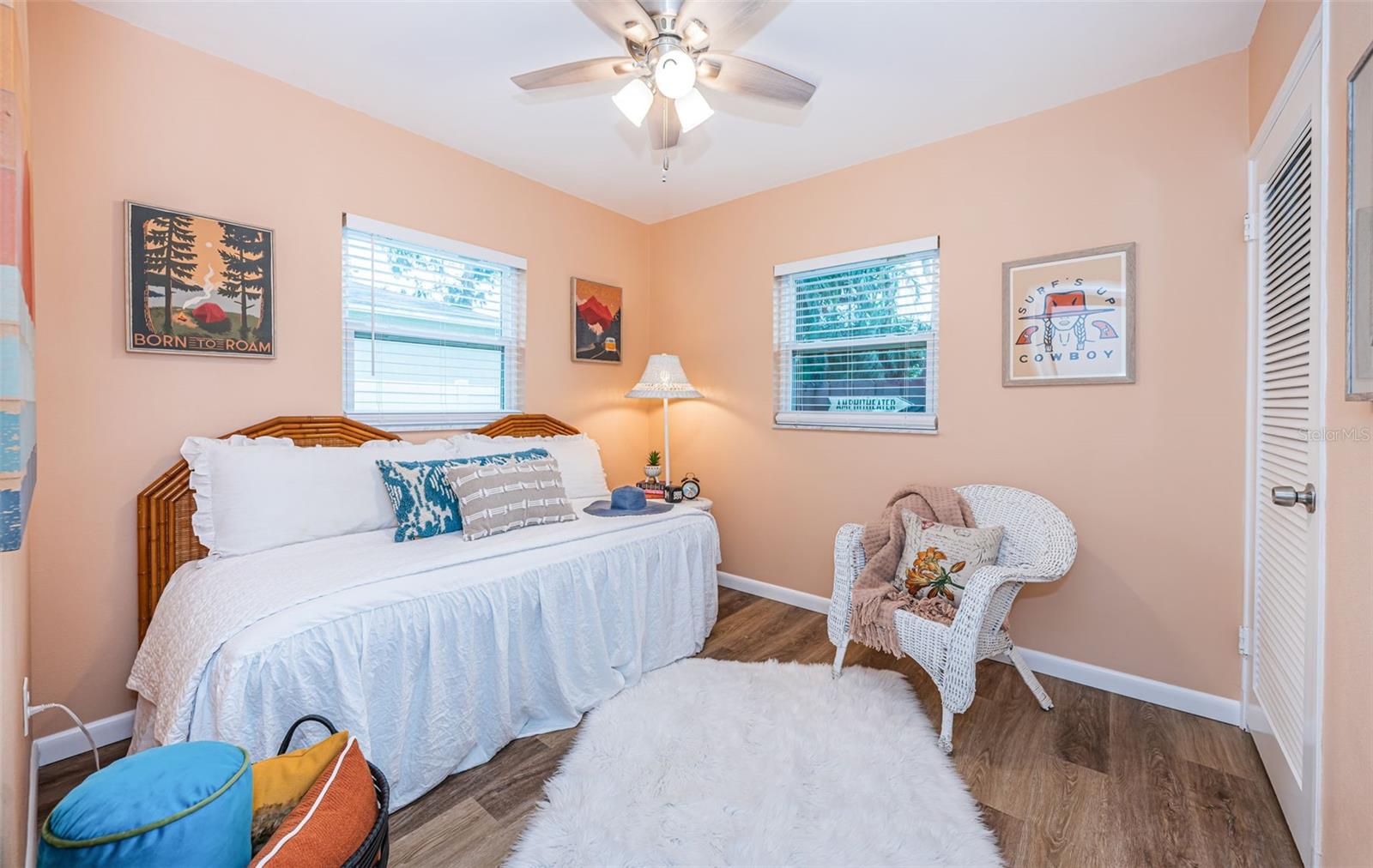 Second guest bedroom - again - so light and bright.