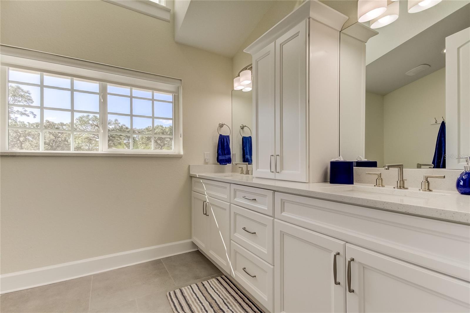 4th full bath, dual sinks and tub, upstairs