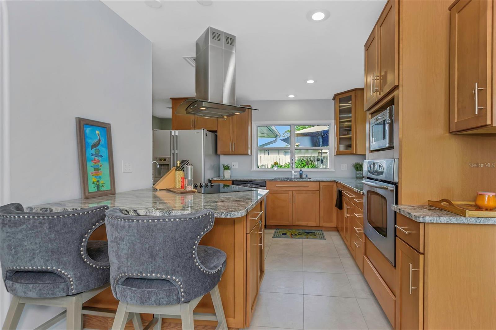 Granite countertops & stainless appliances