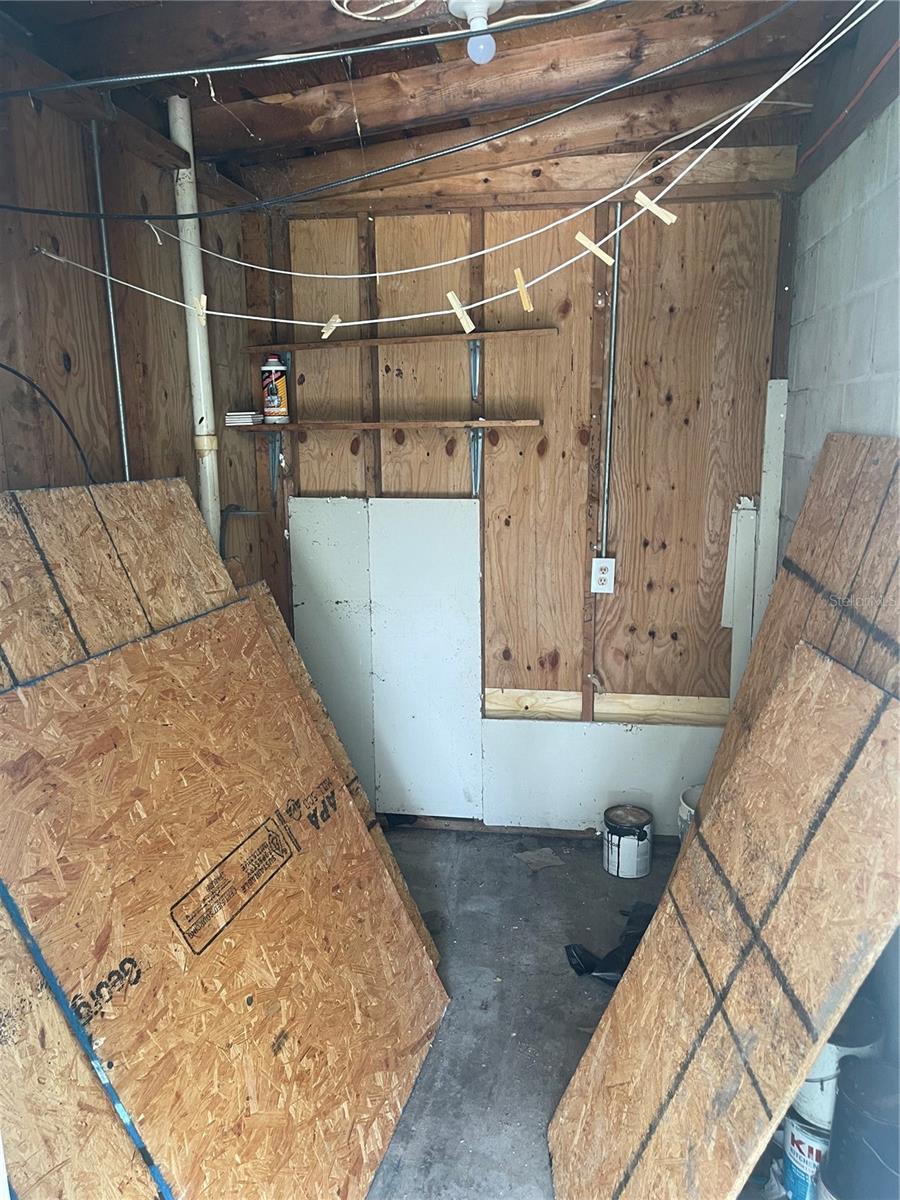 oustside utility room with W/D hookup