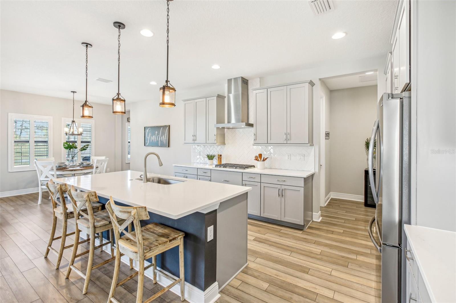 CHEFS DREAM KITCHEN WITH STYLISH BACK SPLASH