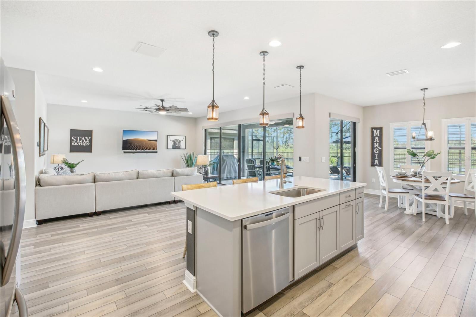 DREAM KITCHEN OVERLOOKS GREAT ROOM