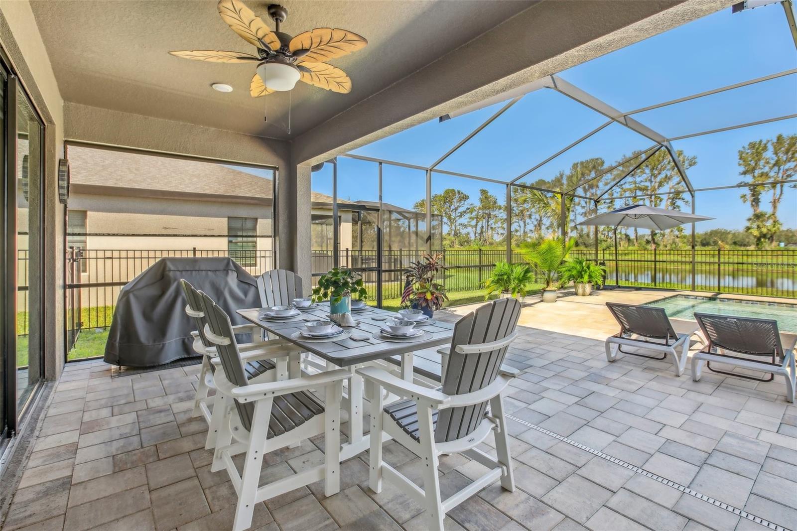 ENJOY BEAUTIFUL FLORIDA LIVING WITH THIS SPACIOUS COVERED AND SCREENED LANAI