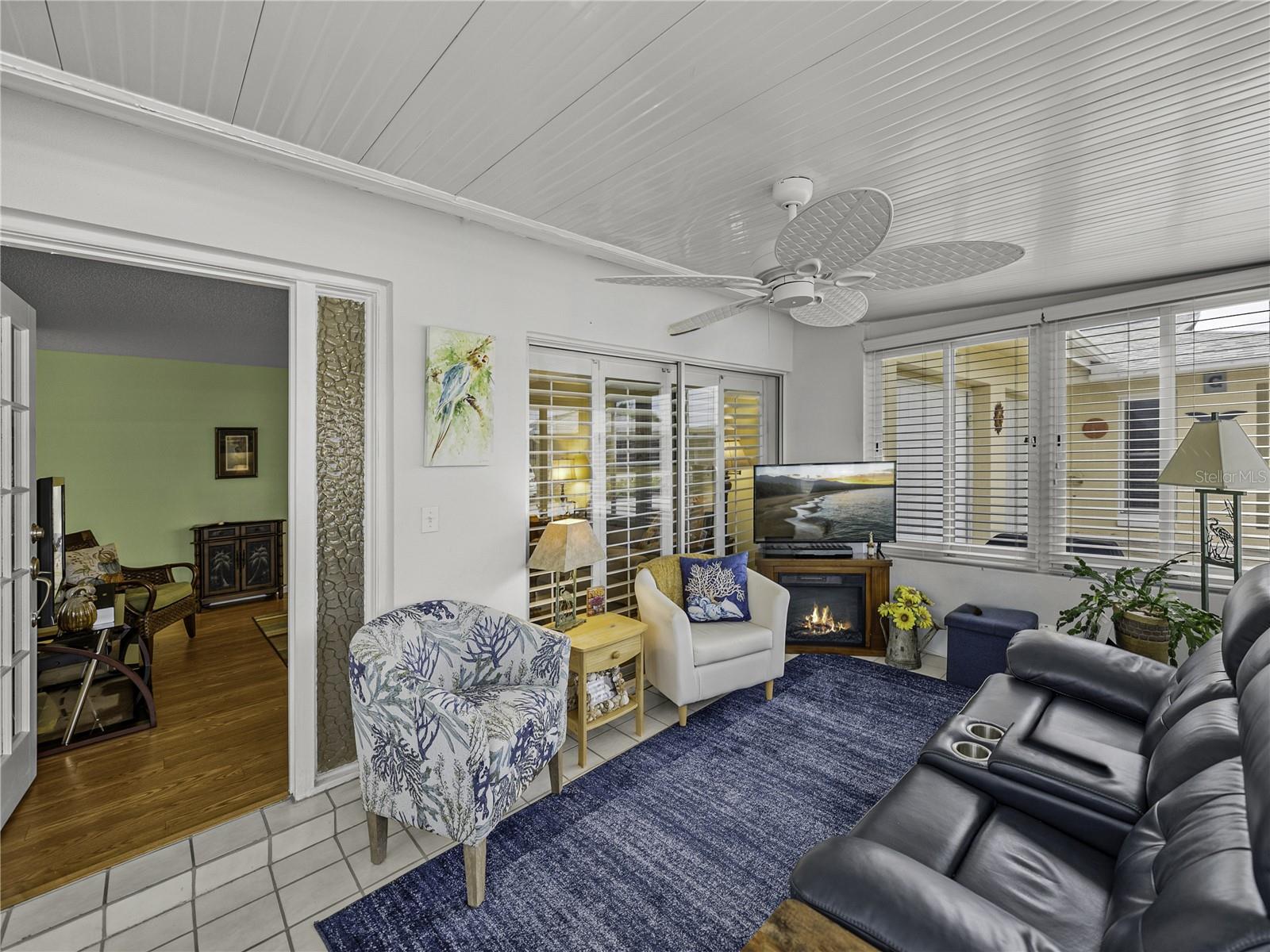 Entrance into relaxing bonus sunroom~