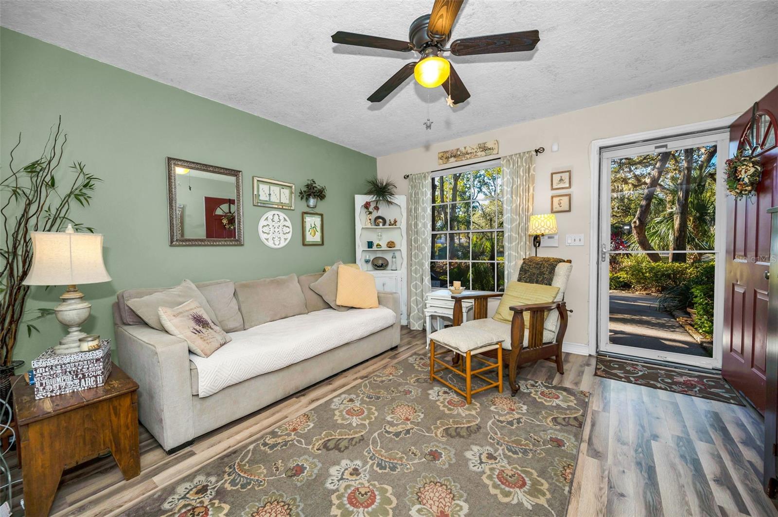 Livingroom view toward entrance