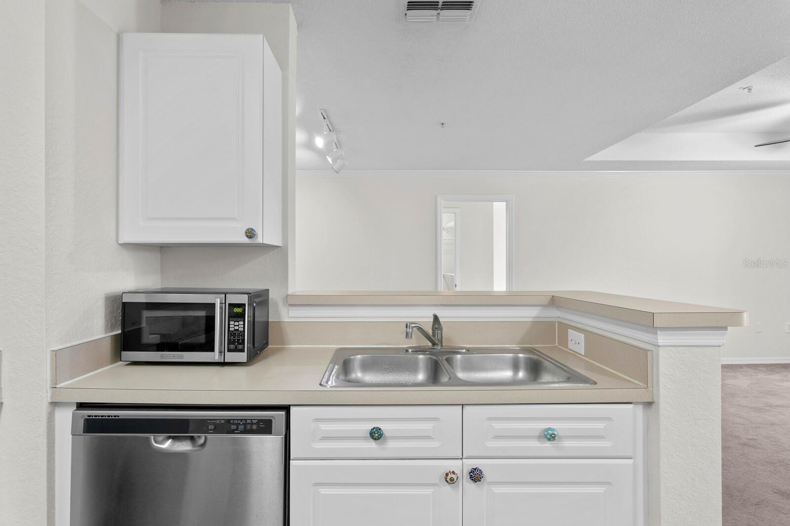 Kitchen with breakfast bar