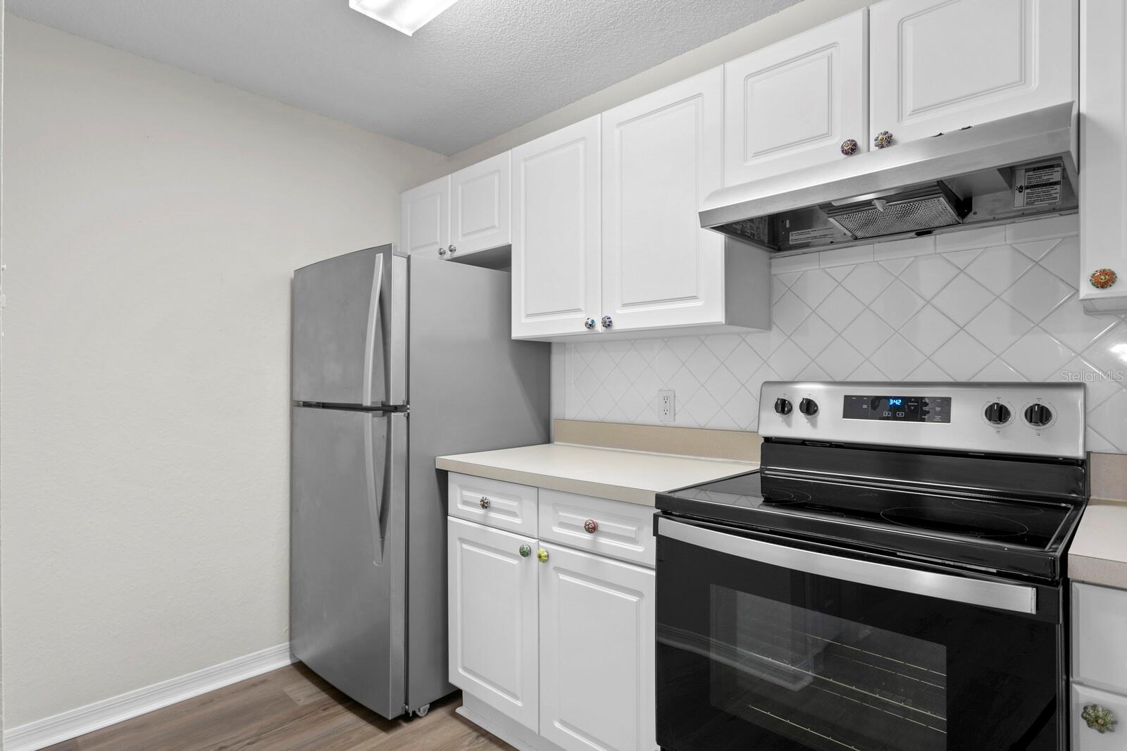 Full set of stainless steel appliances in the kitchen