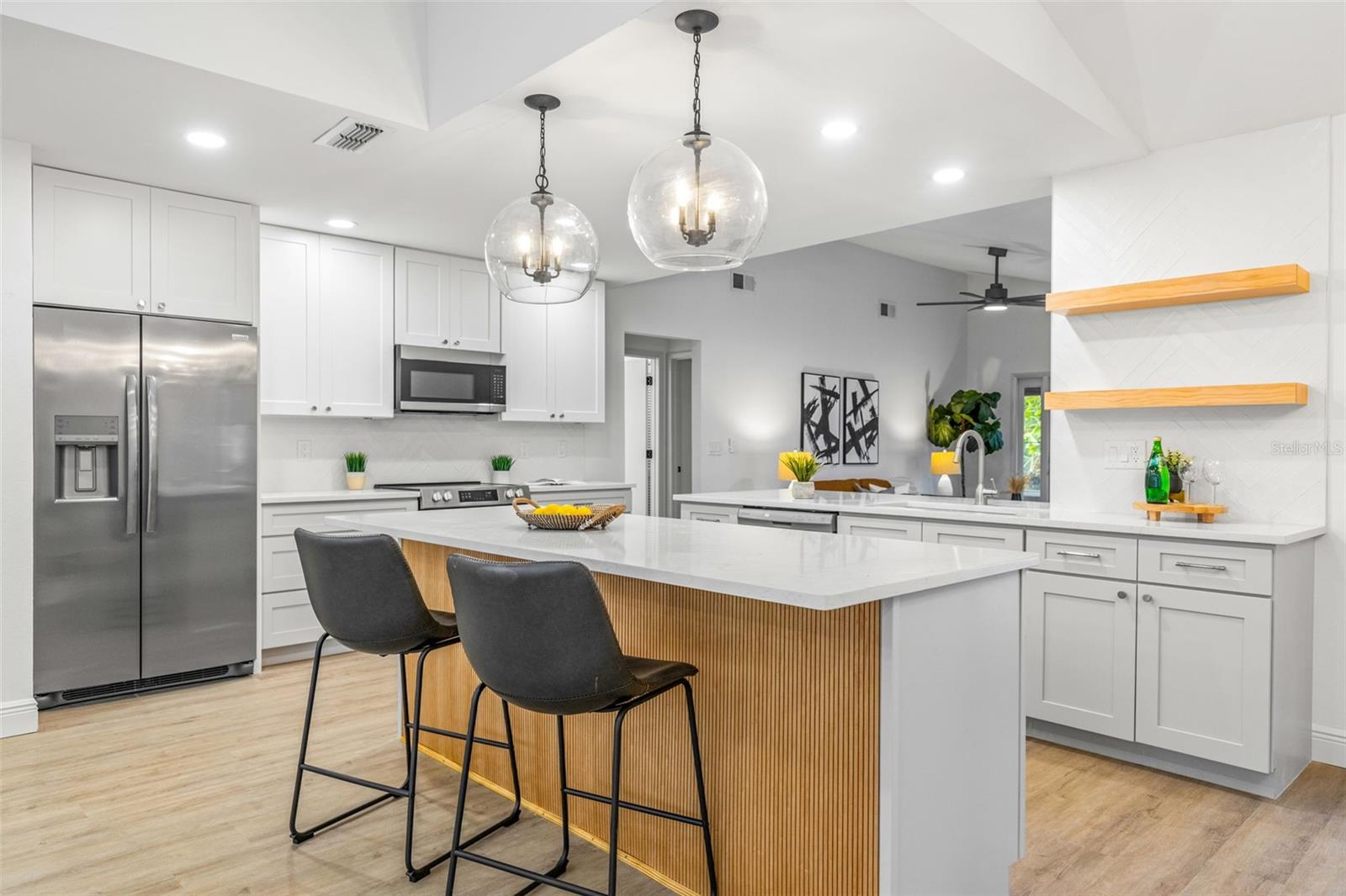 Expansive kitchen w/ Quartz countertops