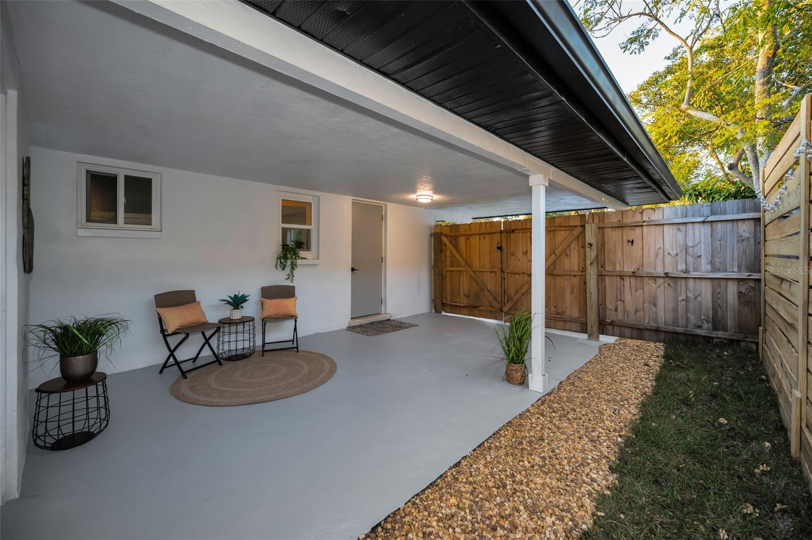 Lanai / carport