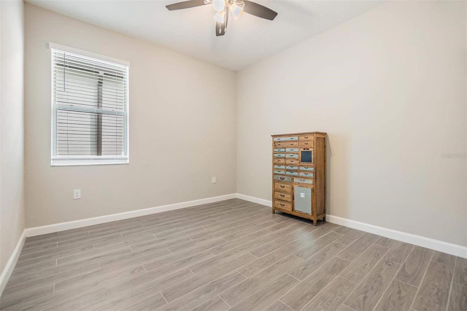 Spacious 2nd bedroom w/ceiling fan