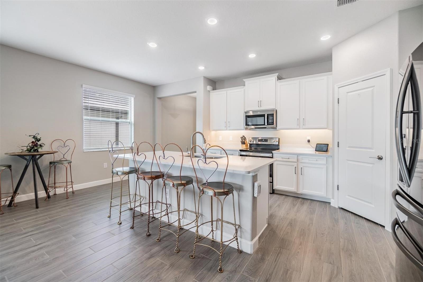 Light & bright kitchen w/stainless appliances