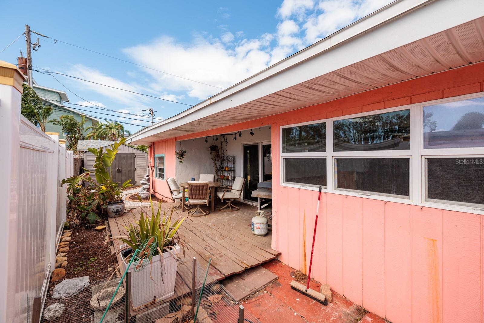 Side yard patio deck